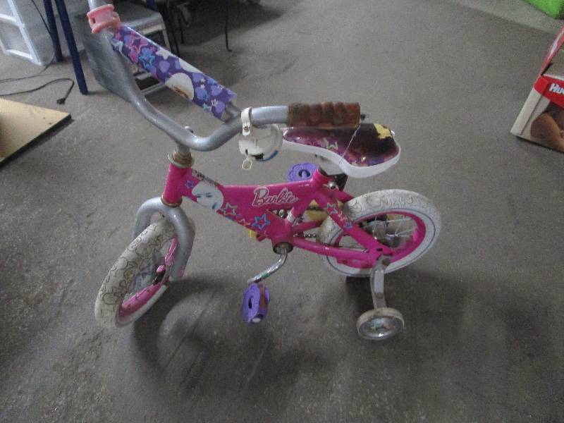 lot 1660 image: Girls Bike with Training Wheels