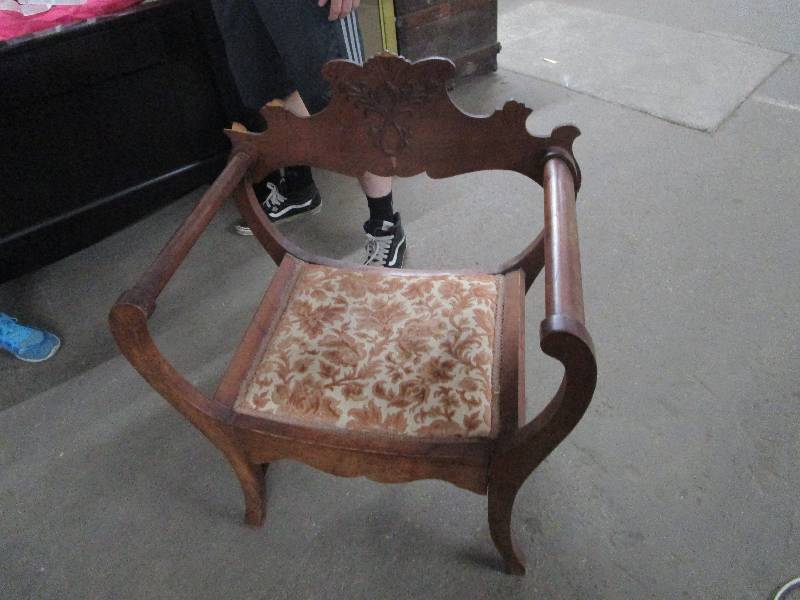lot 1661 image: Antique Chair