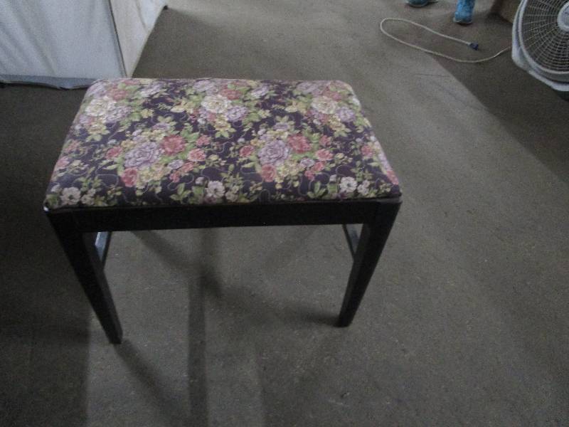 lot 1662 image: Antique Stool