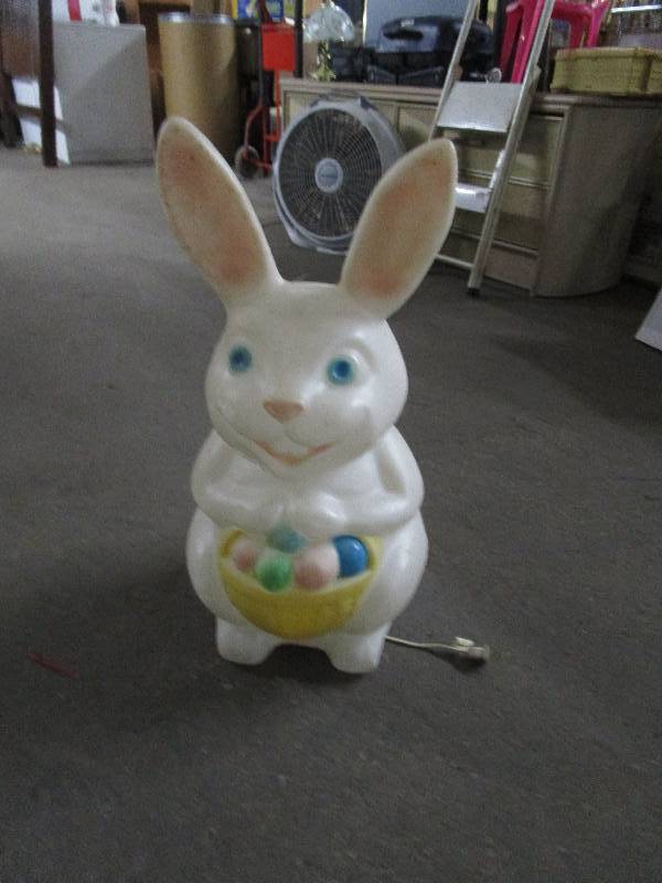 lot 1669 image: Bunny Yard Dcor
