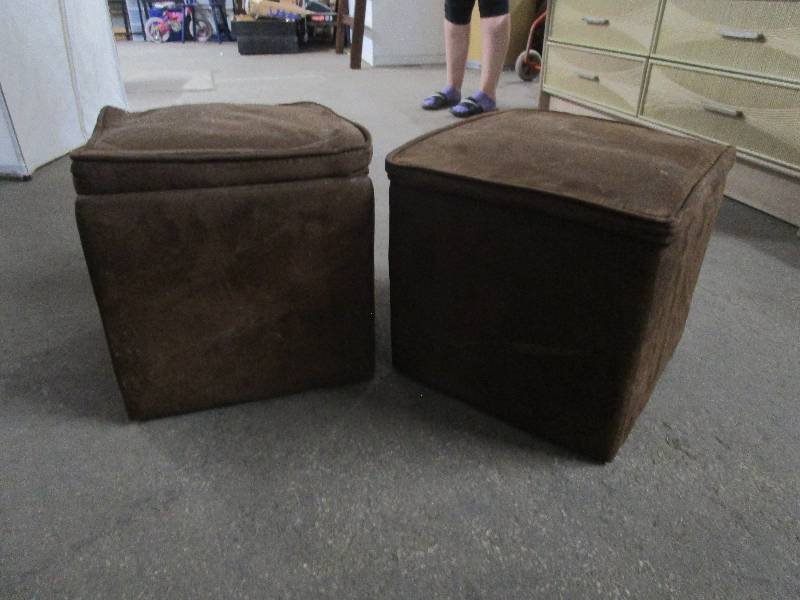 lot 1685 image: Pair of Ottomans