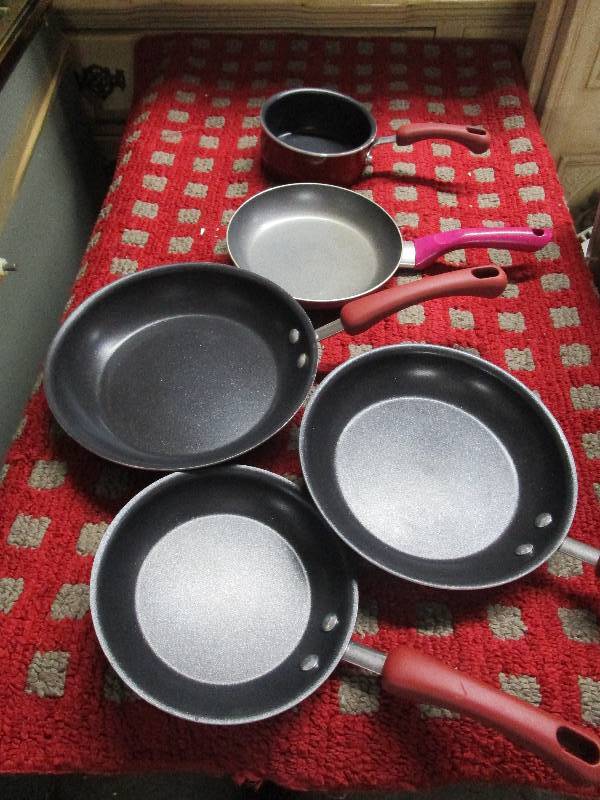 lot 1686 image: Lot of Pans