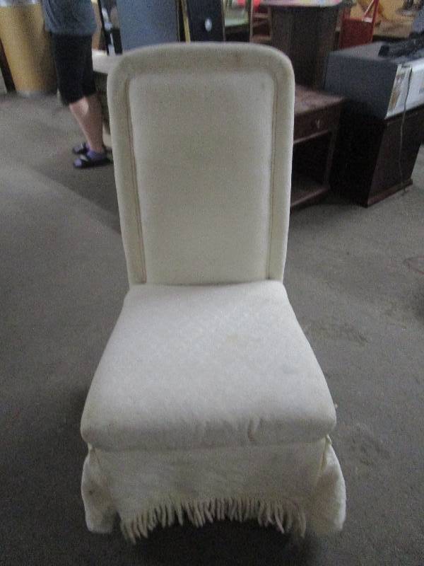lot 1695 image: Accent Chair