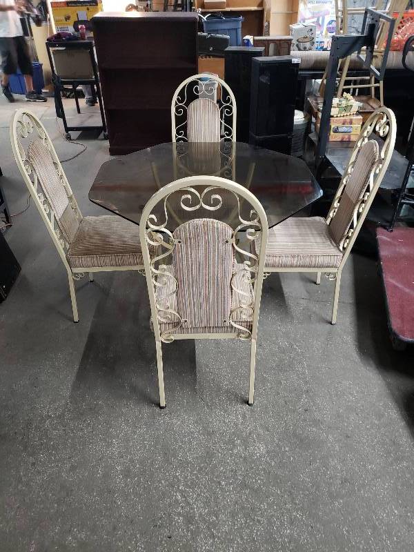 lot 15 image: Dining Room Table wChairs