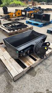 lot 12 image: Unused Captok 3T Hydraulic Tilt Bucket Model GK-D3T 32