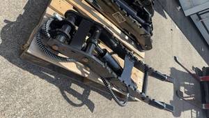 lot 53 image: Unused Captok 3T Hydraulic Thumb Clamp Model CK-J3T