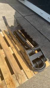 lot 55 image: Unused Captok 5T Hydraulic Thumb Clamp Model CK-J5T 38-inch 16KN