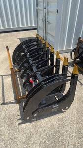 lot 90 image: Unused Captok CK-CLG72C Curved Log Grabber Skid Steer Attachment