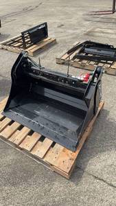 lot 99 image: Unused Captok 4-in-1 Mini Skid Steer Bucket Model CK-XKH39F