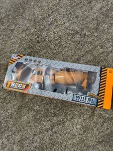lot 157 image: Truck 8-Channel Remote Control Construction Vehicle Wheel Drive