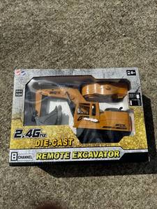 lot 162 image: Dream Bridge 2.4GHz Die-Cast Remote Control Excavator 124 Scale