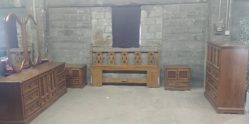 lot 835 image: King Size Bedroom Set by Drexel