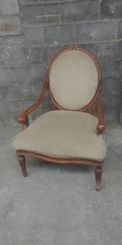 lot 838 image: Large Ornate Sitting Chair