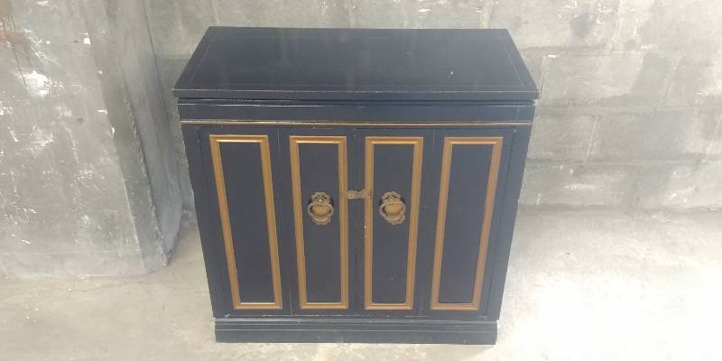 lot 841 image: Beautiful Service Bar by Maddox Tables