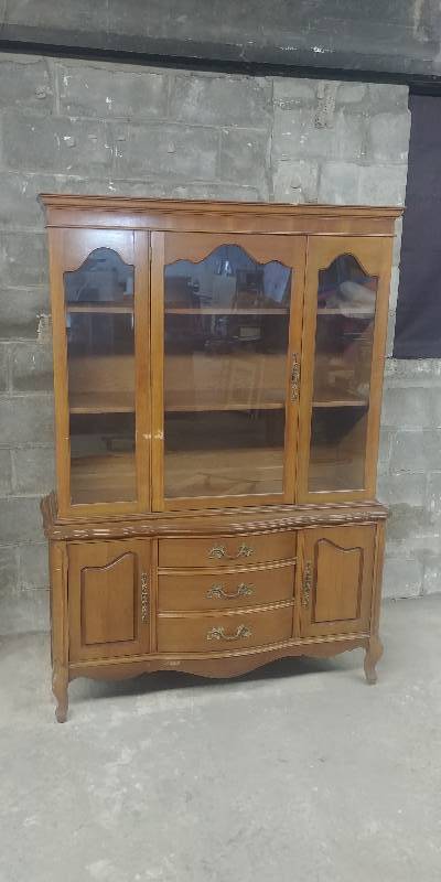 lot 842 image: French Provincial Buffet by Stanley