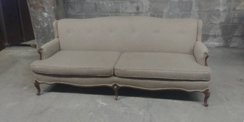 lot 847 image: Nice Vintage Couch