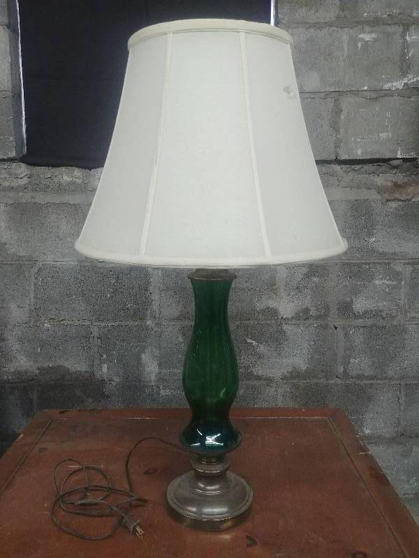 lot 852 image: Decorative Green Glass Table Lamp