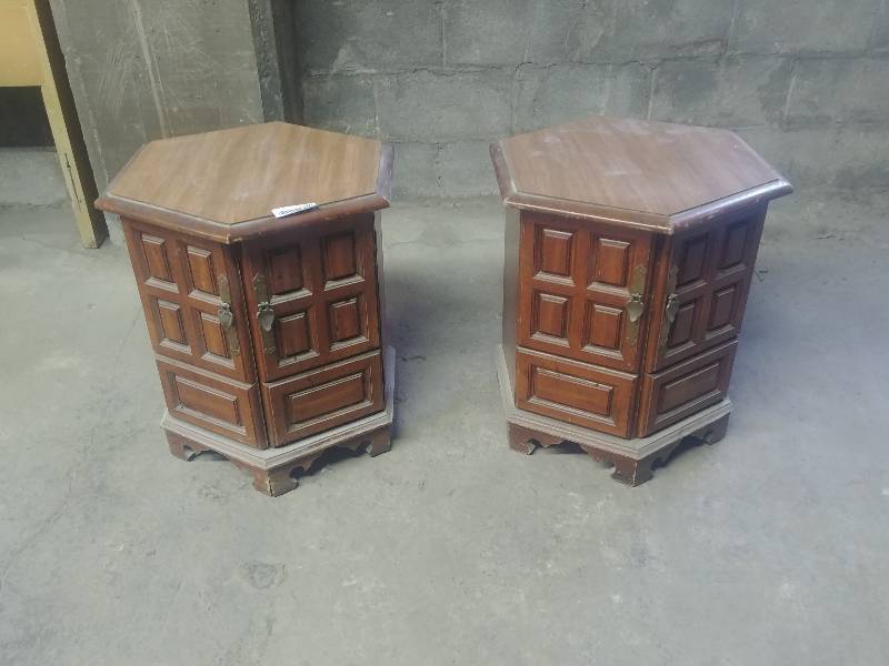 lot 871 image: Pair of Vintage End Tables