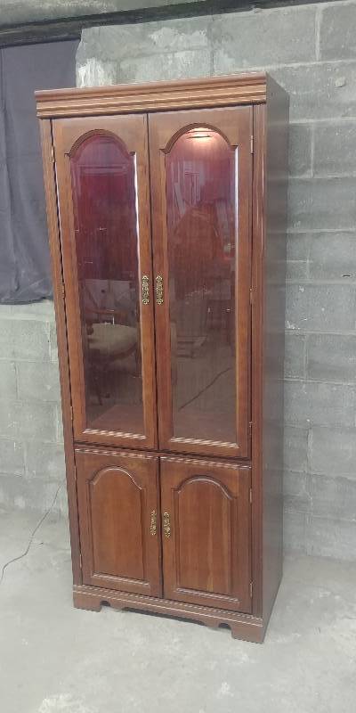 lot 840 image: Lighted Cherry Cabinet with Beveled Glass by Broyhill