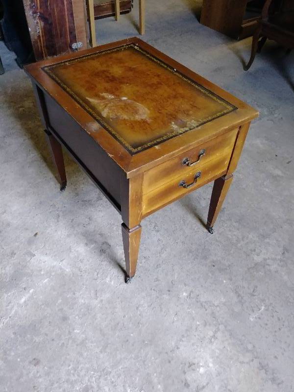 lot 882 image: Vintage Side Table