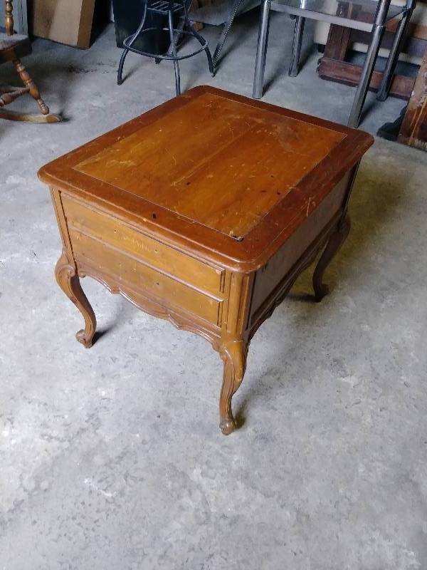 lot 884 image: Ornate End Table