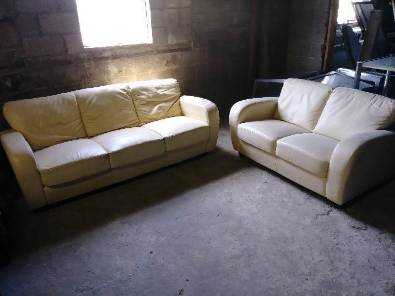 lot 886 image: Couch and Loveseat