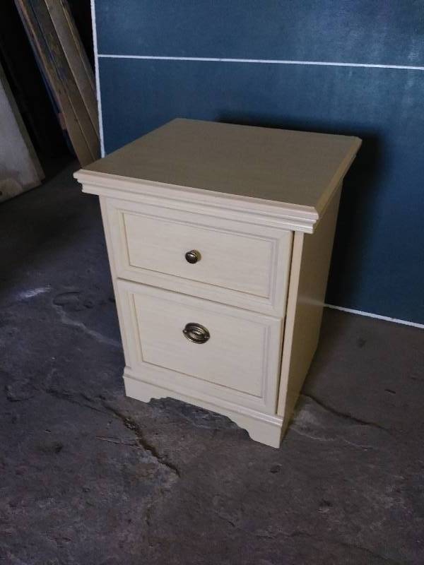 lot 894 image: Nice Night Stand
