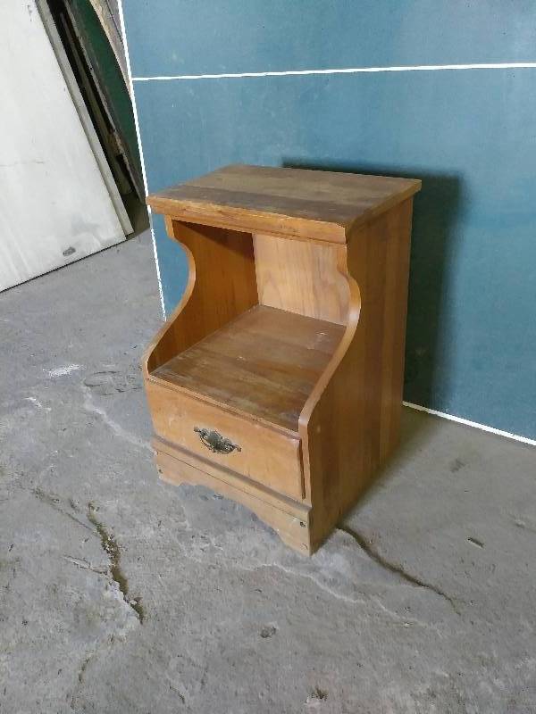 lot 898 image: Small Oak Cabinet