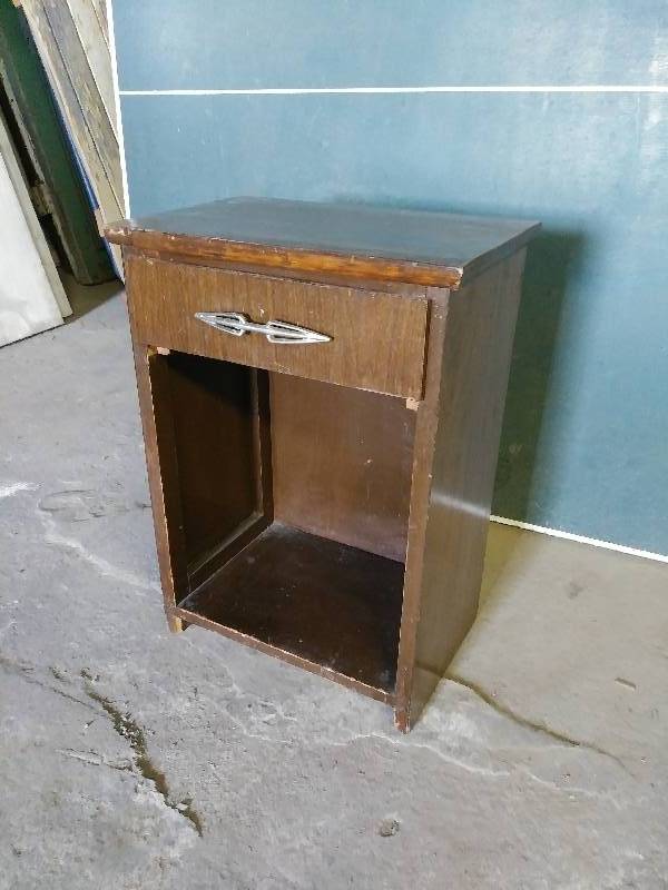lot 899 image: Retro End Table