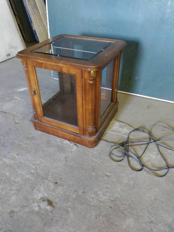 lot 900 image: Lighted End Table