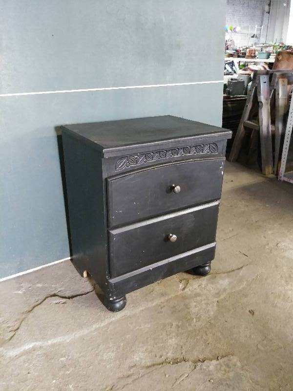 lot 908 image: Night Stand