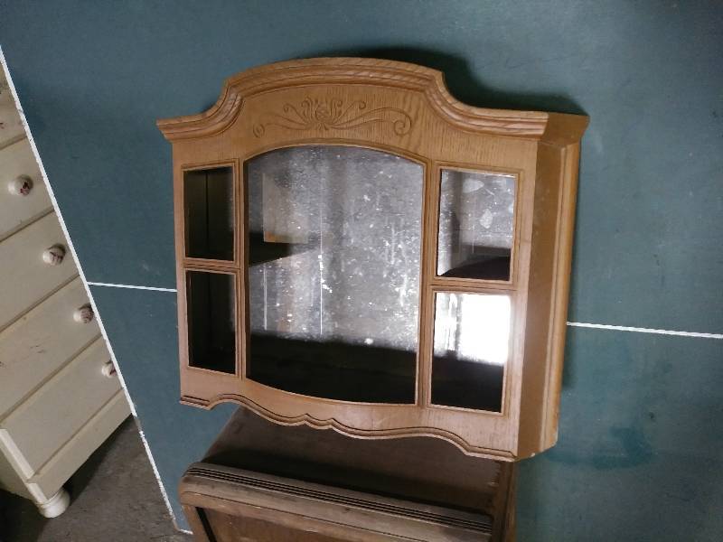 lot 913 image: Vintage Curio Cabinet
