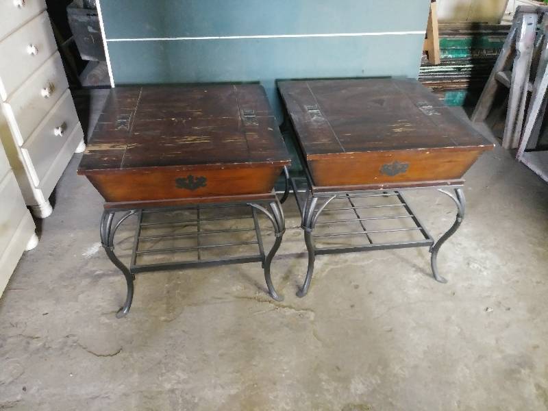 lot 878 image: Pair of End Tables with Storage