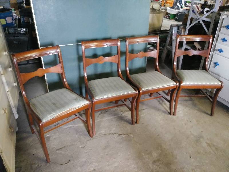 lot 879 image: Set of 4 Antique Dining Chairs