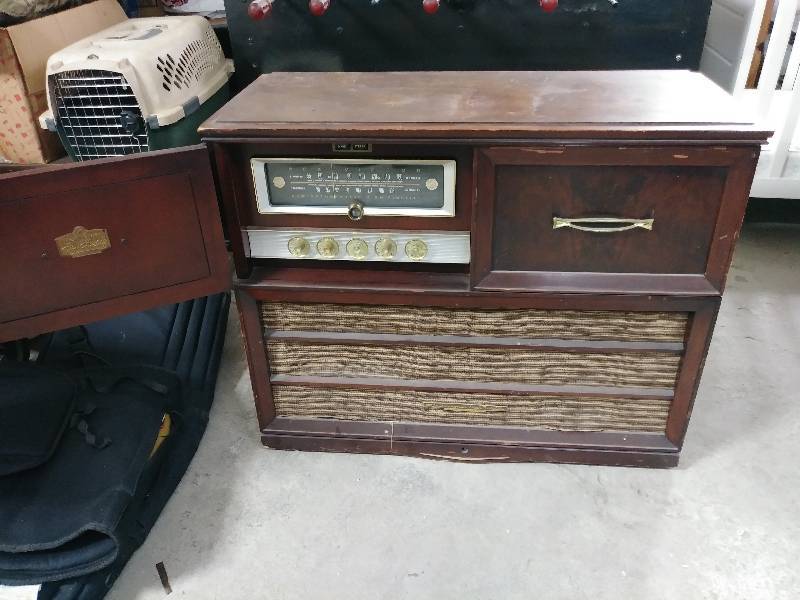 lot 865 image: Vintage RCA Victor Stereo System