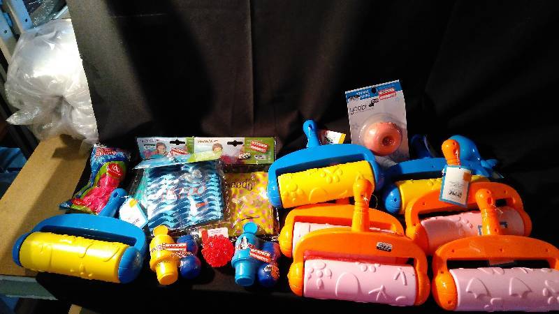 lot 4006 image: Mixed lot of summer fun toys, rollers,  bubbles,  pool toys,  (17) pieces.