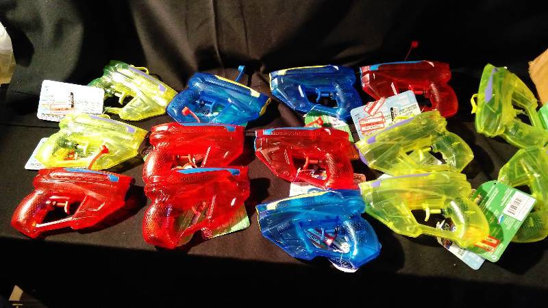 lot 4007 image: (14)ct.  lot water guns, assorted colors