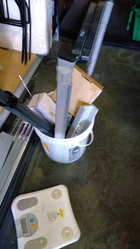 lot 4059 image: 28 lbs hardware in a 5 gallon bucket