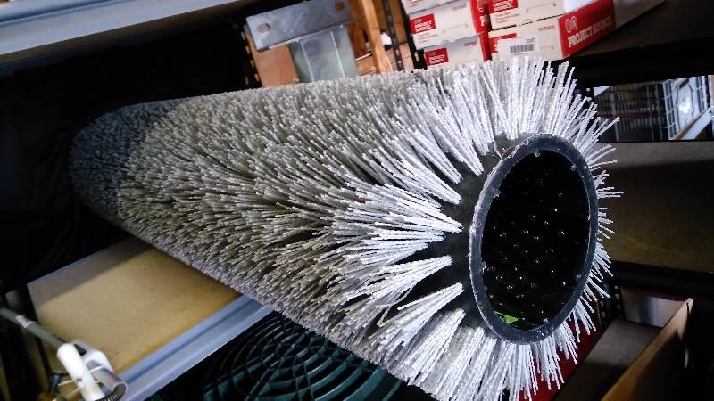 lot 4147 image: (1)large industrial brush roller