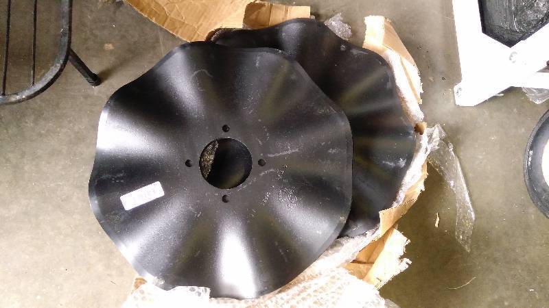 lot 4176 image: 8) CT lot stallion metal plow discs