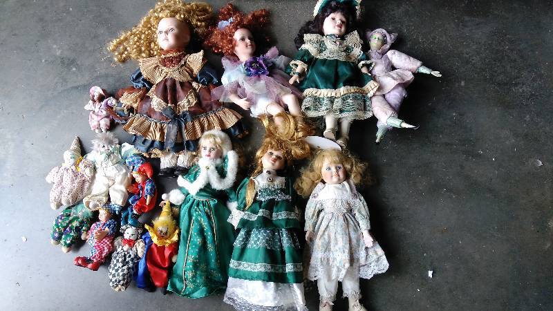 lot 4181 image: (15) CT lot collectible dolls