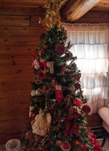 lot 504 image: 6ft Pre-Lit Artificial Christmas Tree with Traditional Decorations