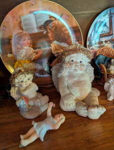 lot 522 image: Decorative Figurine and Collector Plate Collection - Angel, Cherubs, and Animals