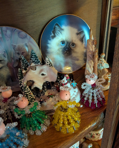 lot 523 image: Decor Collection - Cat Collector Plates, Beaded Angels & Winter Village