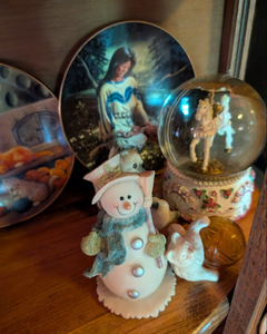 lot 524 image: Decorative Collection - Plates, Figurines and Snow Globe