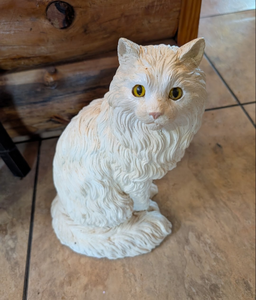 lot 539 image: White Persian Cat Decorative Statue with Yellow Eyes