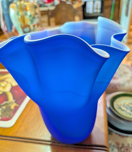 lot 540 image: Cobalt Blue Art Glass Ruffled Bowl