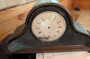 lot 547 image: Decorative Quartz Mantel Clock with Embossed Design