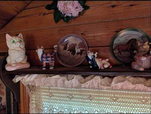lot 561 image: Decorative Figurine Collection with Horse Plates