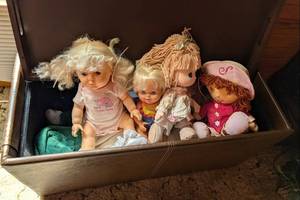 lot 563 image: 1980s Vintage Doll Collection